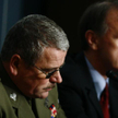 Pewny stanowiska może być tylko gen. Tadeusz Buk, dowódca Wojsk Lądowych (na zdjęciu z ministrem Kli