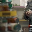 Władze kolejnych krajów wzywają swoich obywateli do gromadzenia zapasów na wypadek zagrożeń