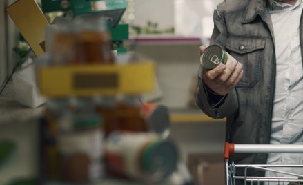 Władze kolejnych krajów wzywają swoich obywateli do gromadzenia zapasów na wypadek zagrożeń