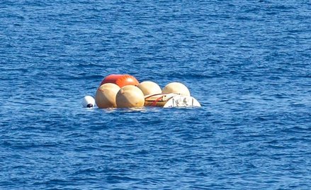 Na powierzchni pojazd utrzymywały wielkie balony.