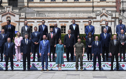 Europejscy przywódcy pozują do rodzinnego zdjęcia przed szczytem Europejskiej Wspólnoty Politycznej 