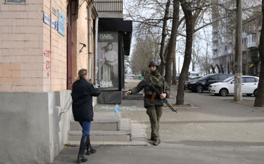 Ukraiński żołnierz na ulicy Mikołajowa