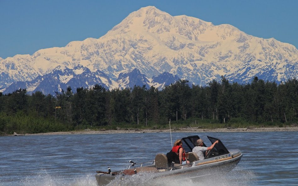 Denali (6190 m n.p.m.) to najwyższy szczyt USA i całej Ameryki Północnej. Na zdjęciu widok znad rzek