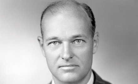 George Kennan na zdjęciu z 1947 r. Rok wcześniej zaproponował coś, co z czasem nazwano „doktryną pow