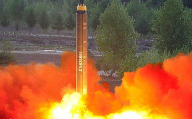 Zadowolony z ostatniego testu Kim Dzong Un domaga się od swoich naukowców coraz większych rakiet
