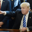 Donald Trump winą za porażkę jego projektu obarczył demokratów.