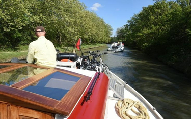 Turyści amerykańscy chętnie odwiedzają południe Francji, gdzie pływają po Canal du Midi