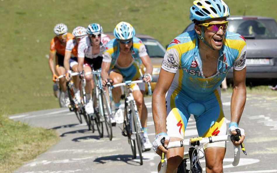 Alberto Contador (pierwszy z prawej)