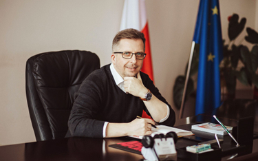 Mirosław Gąsik od 2018 roku jest burmistrzem Szprotawy. Wcześniej był radnym powiatu żagańskiego i p