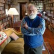 Nie lubimy być zaskakiwani – uważa Alberto Manguel. Na zdjęciu pisarz w swojej bibliotece zawierając