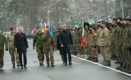Jens Stoltenberg w czasie wizyty w bazie wojskowej na Łotwie