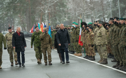 Jens Stoltenberg w czasie wizyty w bazie wojskowej na Łotwie
