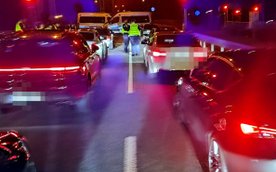 Nielegalne wyścigi organizowane na ulicach Warszawy to ogromne zagrożenie dla bezpieczeństwa w ruchu