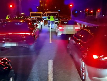 Nielegalne wyścigi organizowane na ulicach Warszawy to ogromne zagrożenie dla bezpieczeństwa w ruchu