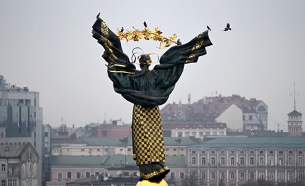 Pomnik Niepodległości górujący nad Placem Niepodległości w Kijowie