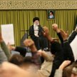 Irańscy studenci w czasie spotkania z ajatollahem Alim Chameneiem, najwyższym przywódcą duchowym Ira