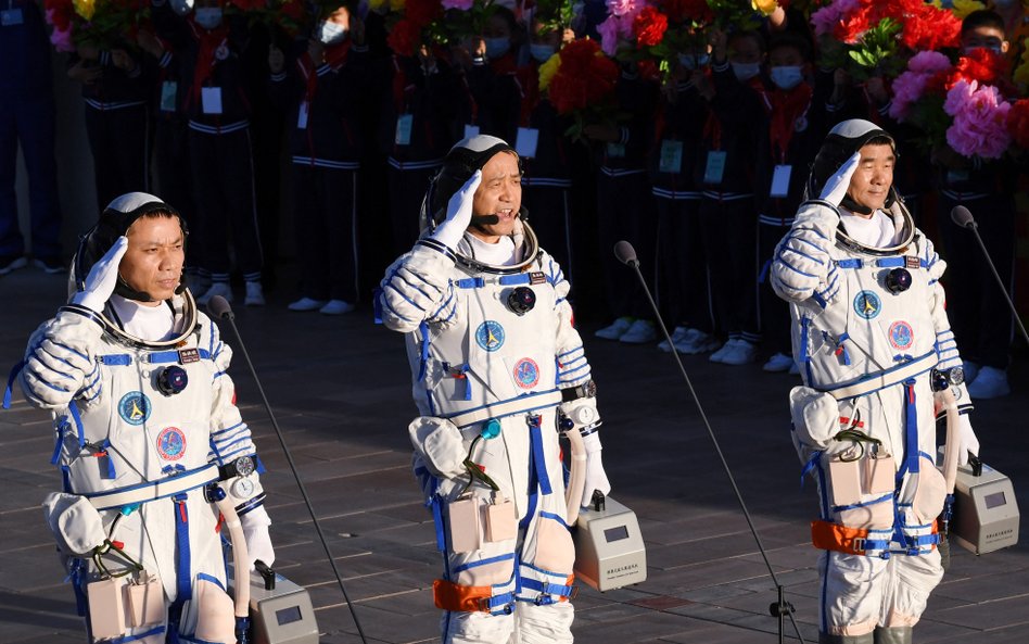 Chińscy astronauci wrócili na Ziemię po 90-dniowej misji