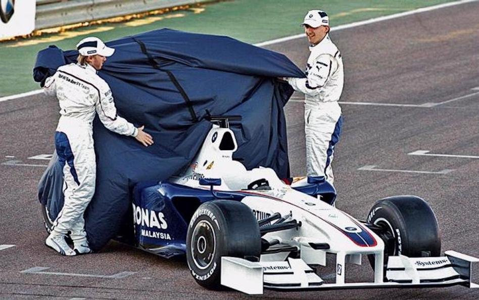 20 stycznia w Walencji. Robert Kubica (z prawej) i Nick Heidfeld prezentują bolid BMW Sauber na sezo