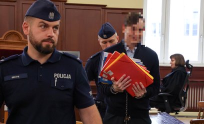 Oskarżony Sebastian M. (P) na sali Sądu Rejonowego w Piotrkowie Trybunalskim