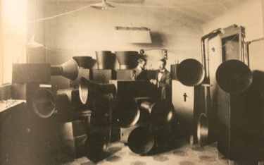 Luigi Russolo (na zdjęciu z asystantem Ugo Piattim) przy prototypie syntezatora w 1913 r.