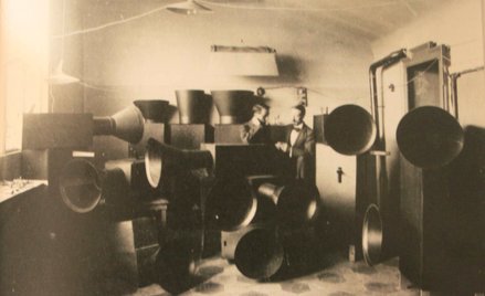 Luigi Russolo (na zdjęciu z asystantem Ugo Piattim) przy prototypie syntezatora w 1913 r.