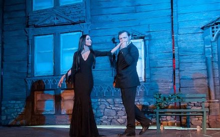 Na zdjęciu: Marta Wiejak - Morticia Addams i Michał Musioł - Gomez Addams (fot. Zdzisław Daniec)