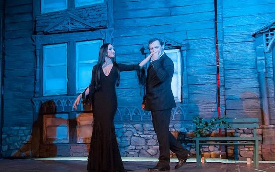 Na zdjęciu: Marta Wiejak - Morticia Addams i Michał Musioł - Gomez Addams (fot. Zdzisław Daniec)