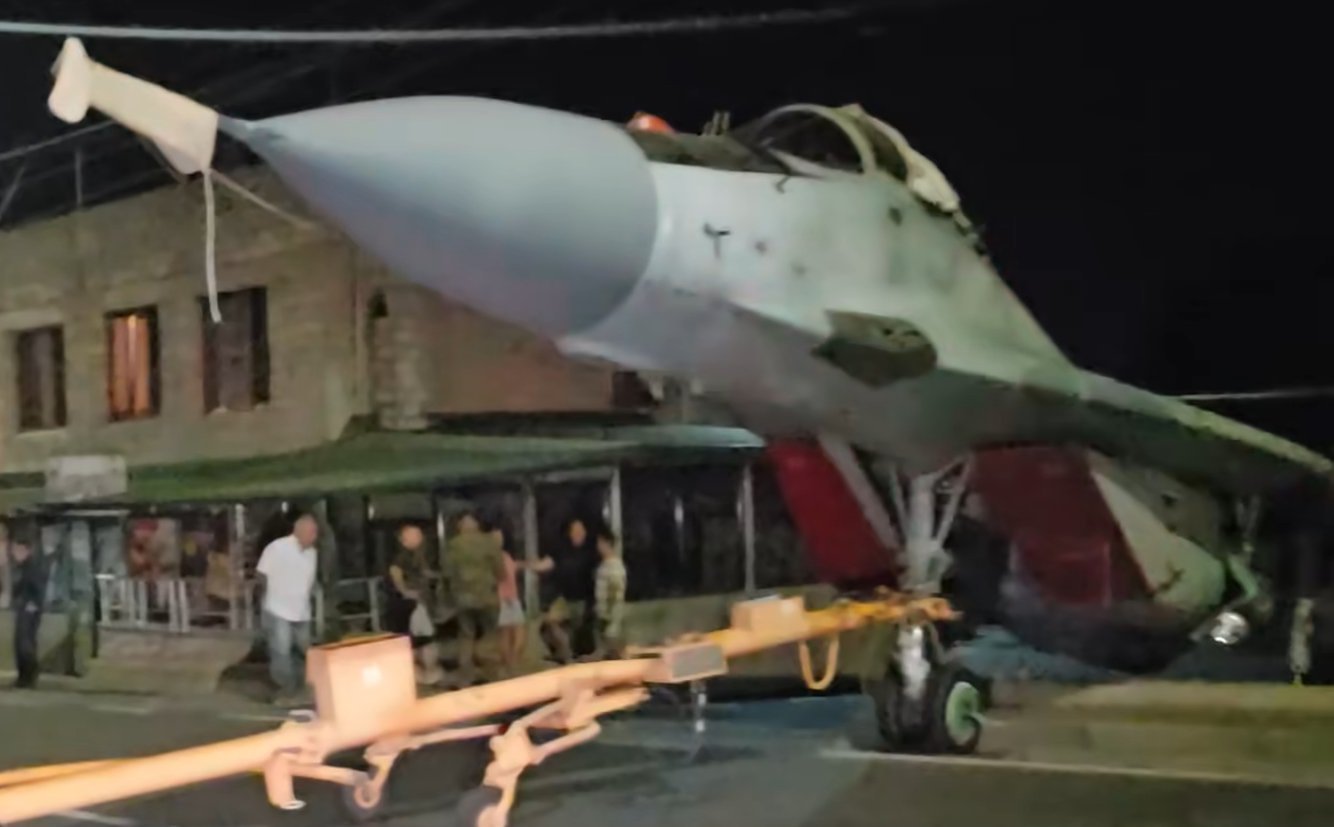 Armenia: Rosyjski MiG-29 uderzył w słup podczas transportu ulicami Erywania