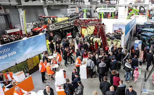 Na stoiskach wystawców w czasie targów Agrotech trwają rozmowy owocujące w umowy