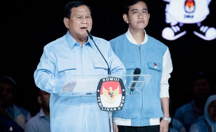 Kandydaci na prezydenta Prabowo Subianto (z lewej) i wiceprezydenta Gibran Rakabuming, syn obecnego 