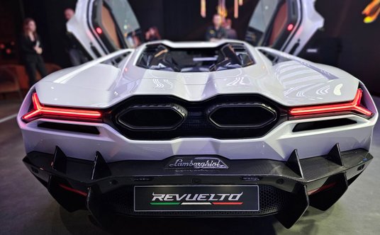 Lamborghini Revuelto