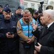 Prezes PiS Jarosław Kaczyński przed Pomnikiem Lecha Kaczyńskiego na Pl. Piłsudskiego w Warszawie