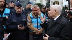 Prezes PiS Jarosław Kaczyński przed Pomnikiem Lecha Kaczyńskiego na Pl. Piłsudskiego w Warszawie