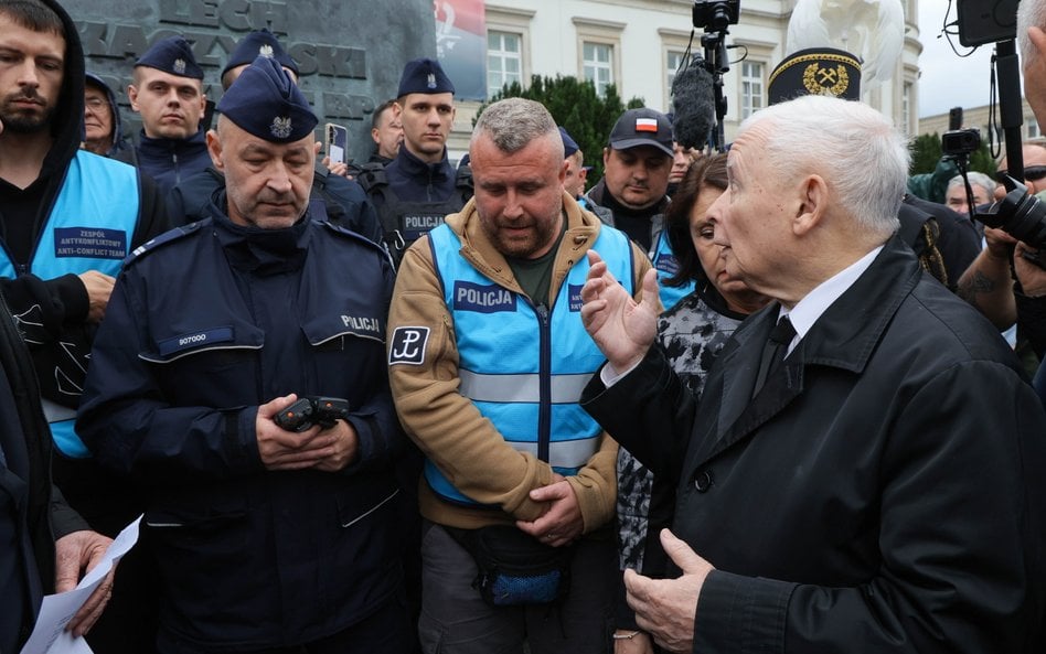 Prezes PiS Jarosław Kaczyński przed Pomnikiem Lecha Kaczyńskiego na Pl. Piłsudskiego w Warszawie