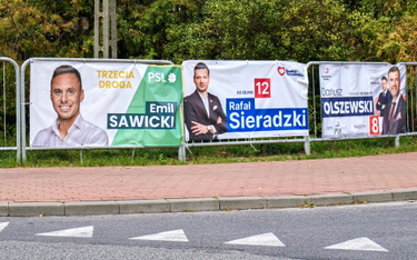 Kampania wyborcza do parlamentu 2023. Banery kandydatów do parlamentu na ulicach Nadarzyna