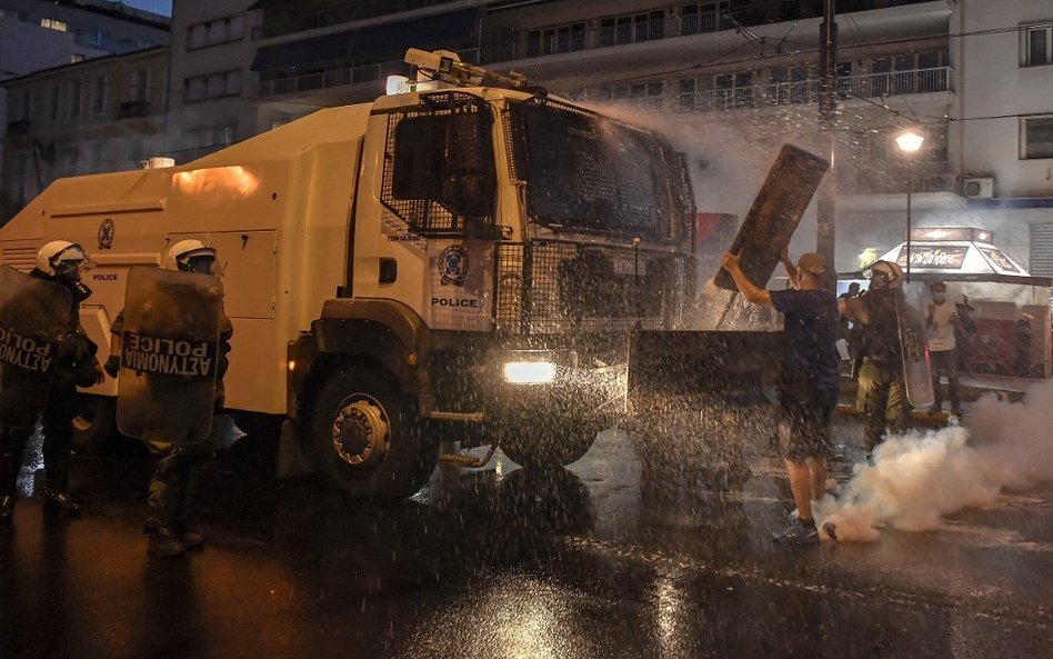 Grecja: Protest przeciw szczepieniom. Policja użyła gazu i armatek