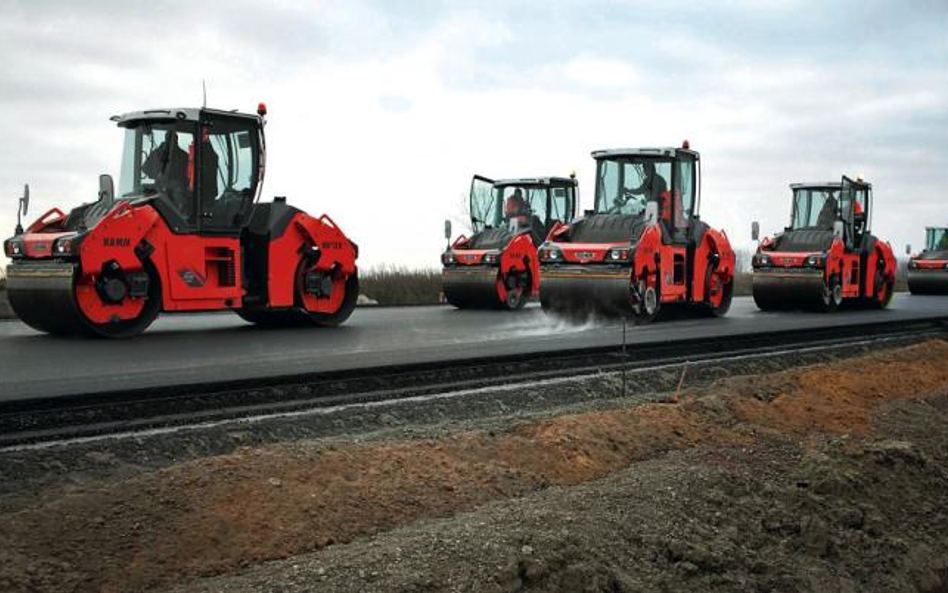 Budowa autostrady A2. Kilka dni temu pojawiły się na niej pęknięcia.