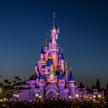 Symboliczny zamek Disney w paryskim parku rozrywki Disneyland