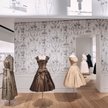 Ekspozycję w La Galerie Dior tworzy ponad sto kreacji autorstwa Christiana Diora, a także jego nastę