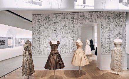 Ekspozycję w La Galerie Dior tworzy ponad sto kreacji autorstwa Christiana Diora, a także jego nastę