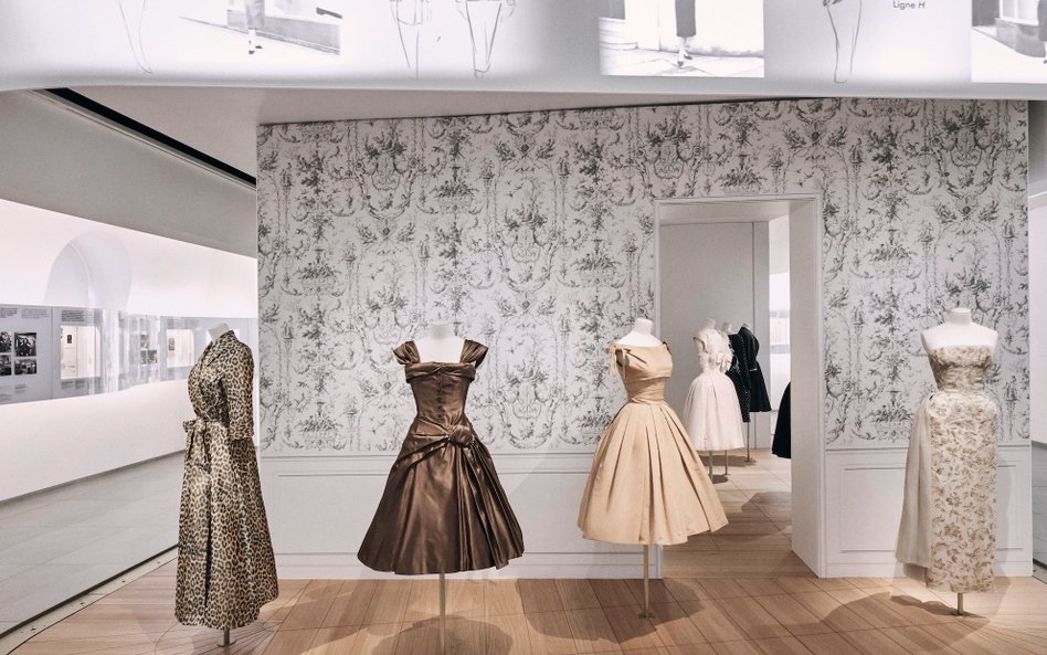Ekspozycję w La Galerie Dior tworzy ponad sto kreacji autorstwa Christiana Diora, a także jego nastę