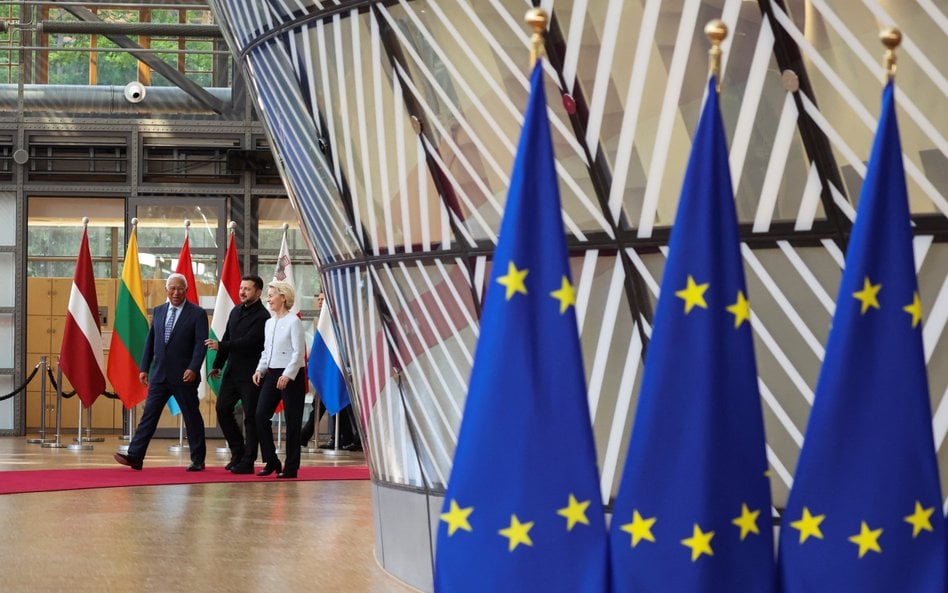 Przewodniczący Rady Europejskiej Antonio Costa, prezydent Ukrainy Wołodymyr Zełenski i przewodnicząc