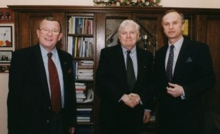 Noblista Robert A. Mundell (w środku), twórca teorii optymalnego obszaru walutowego, przez 20 lat st