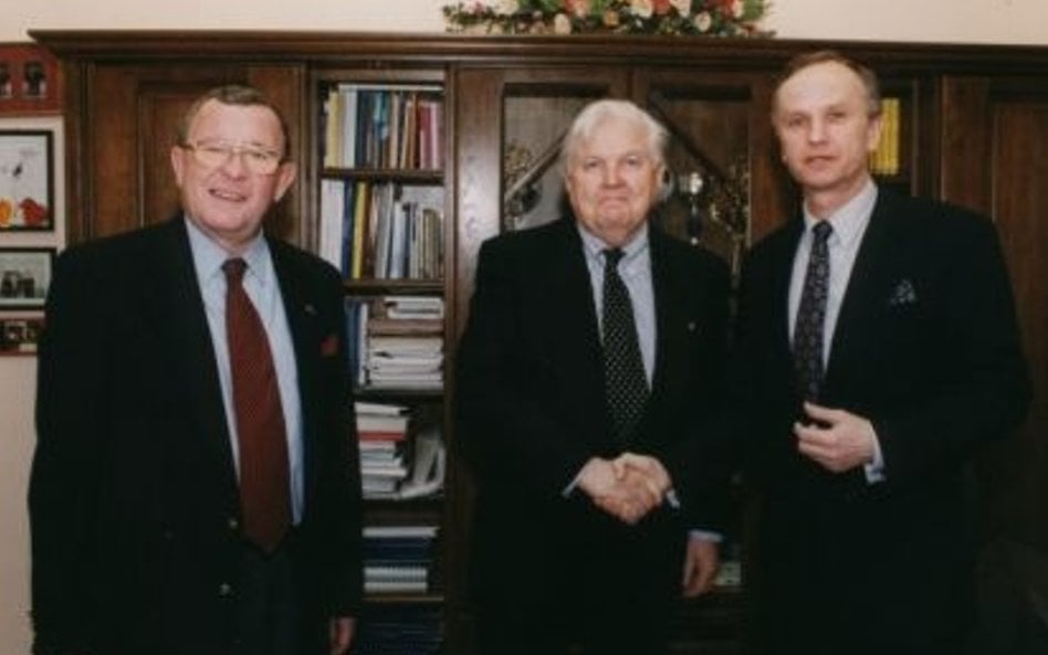 Noblista Robert A. Mundell (w środku), twórca teorii optymalnego obszaru walutowego, przez 20 lat st