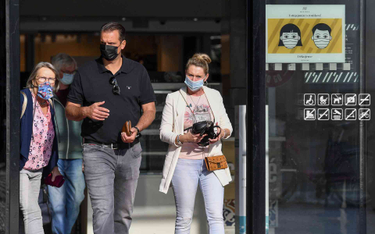 Czesi w maskach przed centrum handlowym