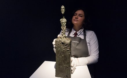 Prezentacja jednej z prac Alberta Giacomettiego przed aukcją w londyńskiej siedzibie Christie's.