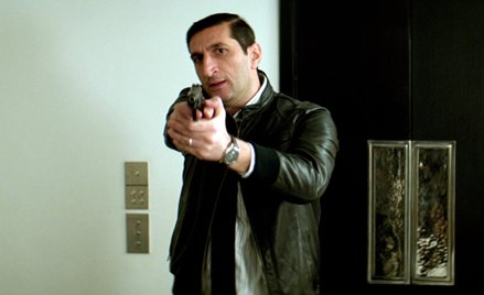Fares Fares jako prowadzący śledztwo pułkownik Noredin