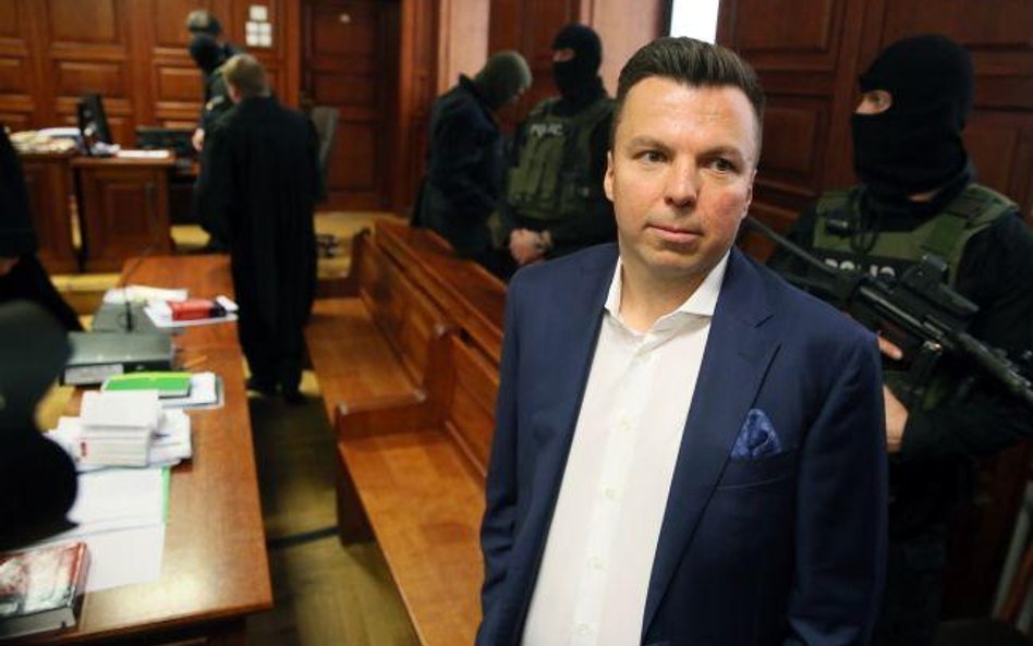 Afera taśmowa: Kelner musi zdjąć kominiarkę