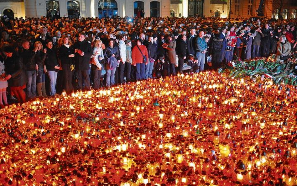 Przez wiele dni przed Pałacem Prezydenckim modlono się, składano kwiaty i zapalano znicze