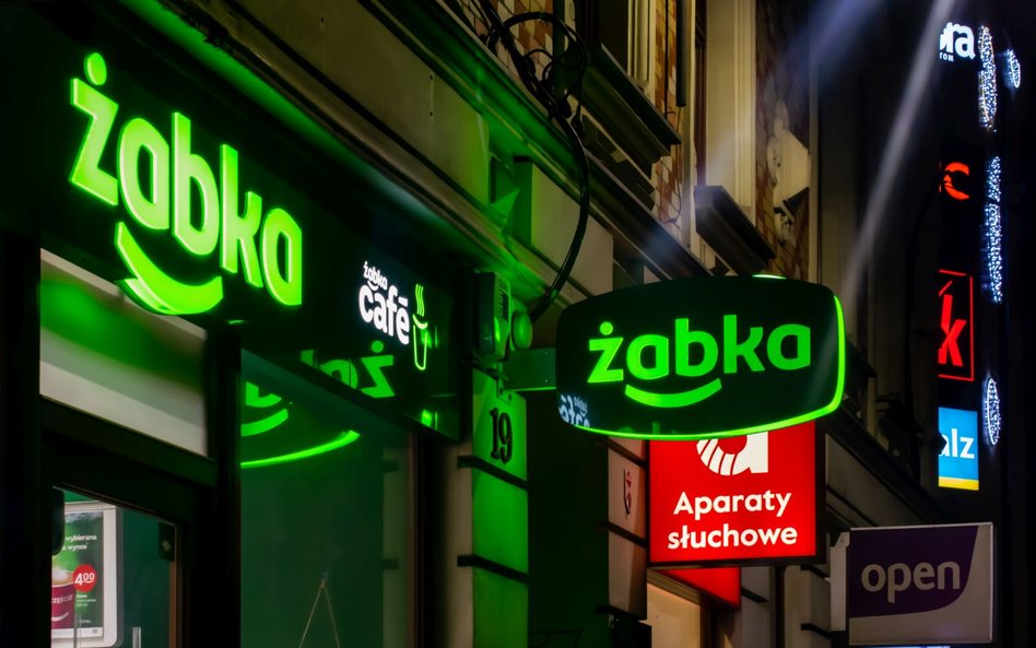 Woda za 15 groszy. Żabka chce uczyć klientów bycia eko i dobrze zarobić